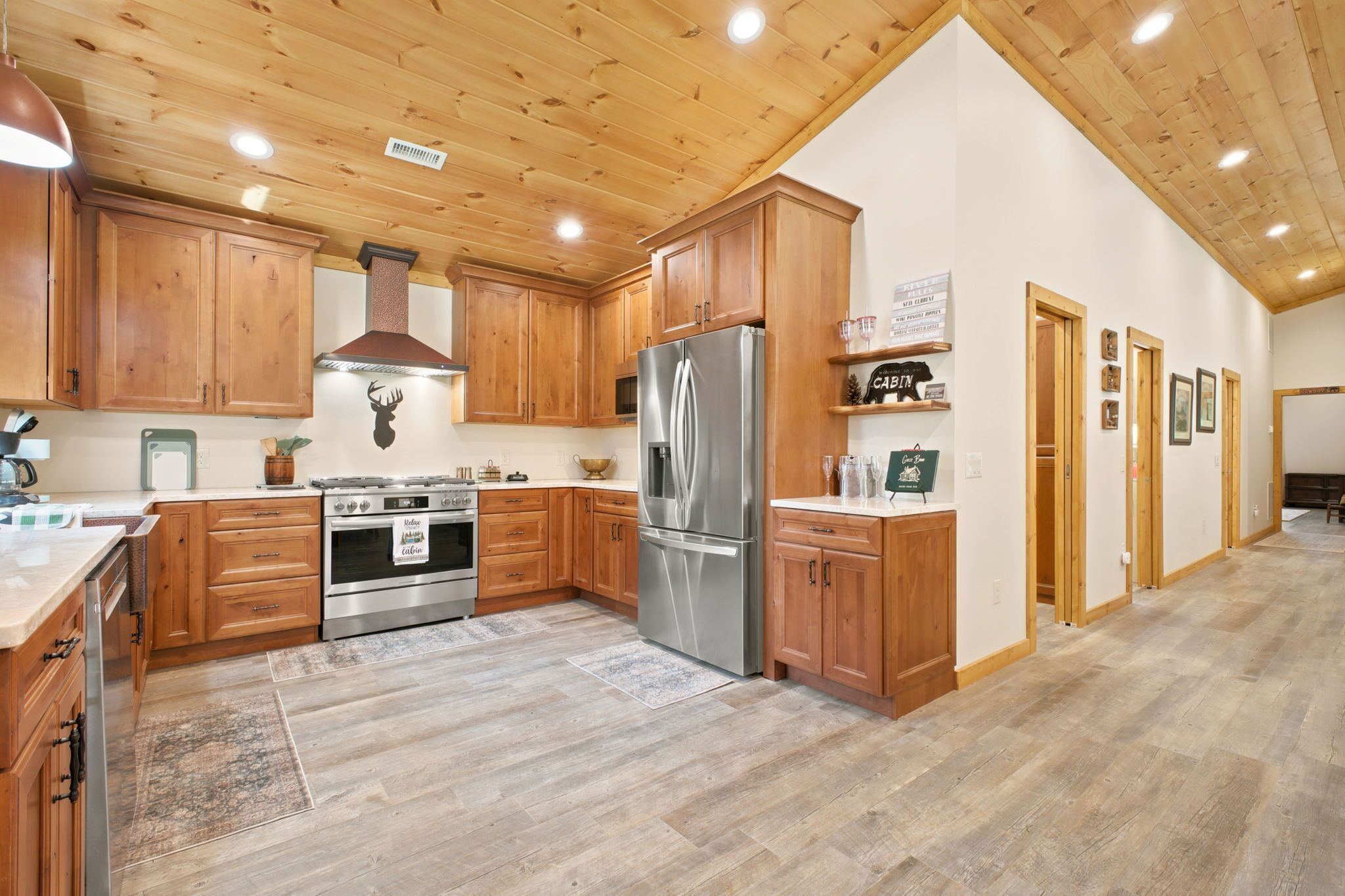Una cucina moderna con mobili in legno, elettrodomestici in acciaio inossidabile e un'isola centrale.