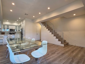 Dining - Cahuenga Stay - 12 min walk to Universal (Los Angeles)