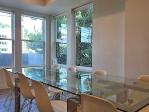 Dining - Cahuenga Stay - 12 min walk to Universal (Los Angeles)