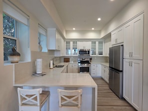 Private kitchen - Cahuenga Stay - 12 min walk to Universal (Los Angeles)