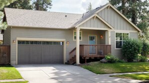 A single-story house with a front porch, a garage, and a well-maintained lawn. - Hollygrape Pedal & Pine Hideaway by Avantstay Bend Hideaway Deck + Near Mt. Bachelor + Breweries (Bend)
