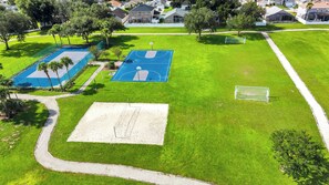 Eine Vogelperspektive eines Sportkomplexes mit Basketballfeld, Tennisplatz und Fußballfeld.