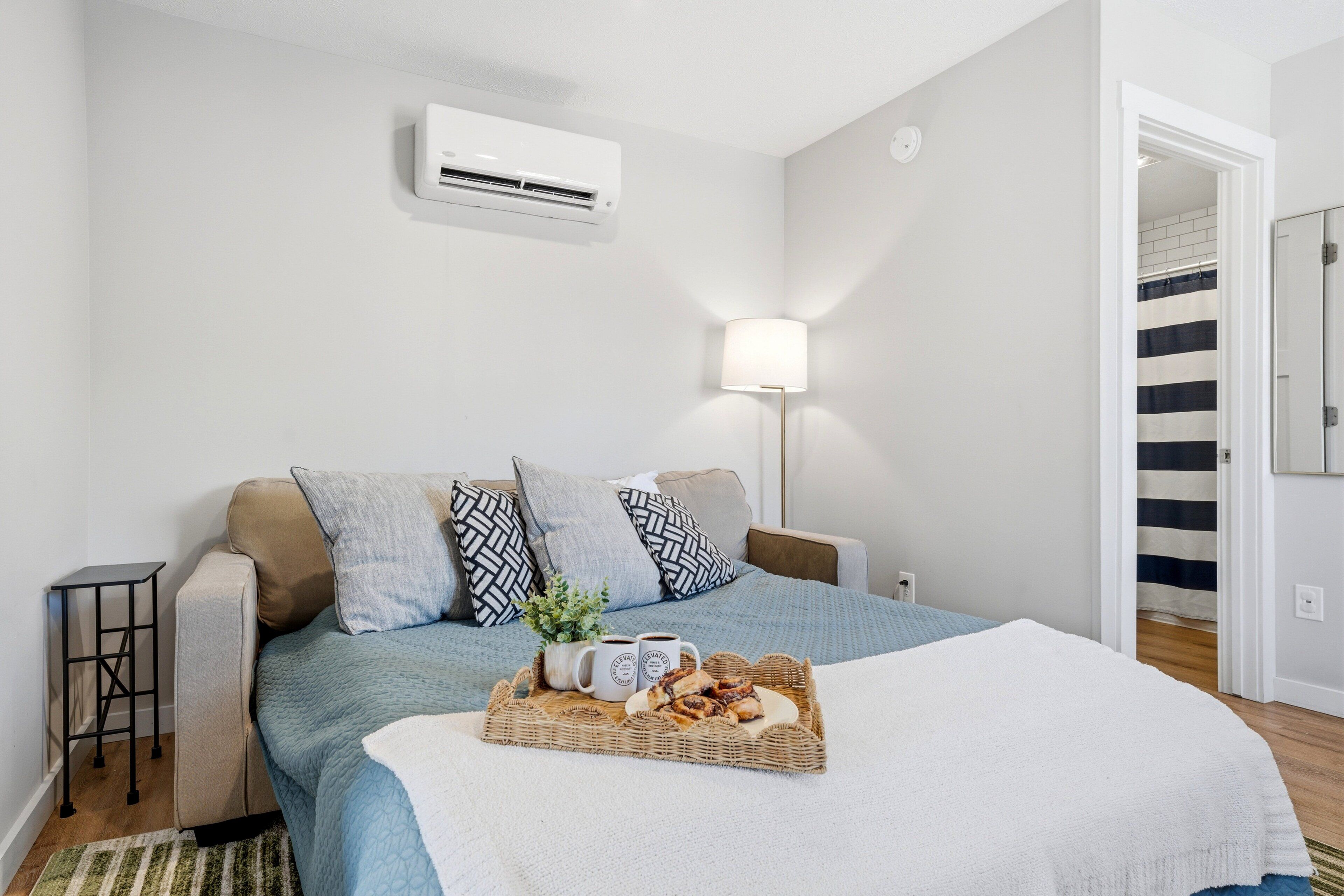 Iron/ironing board, WiFi (free), bed sheets