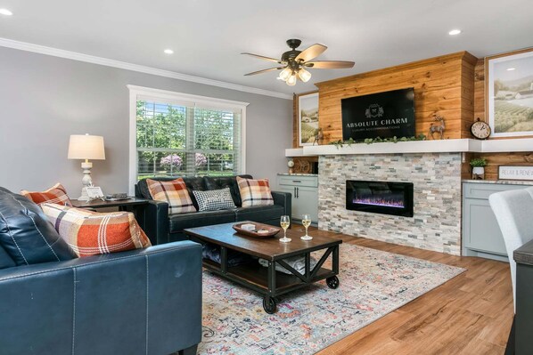 Ein modernes Wohnzimmer mit Kamin, Ledersofa und Couchtisch.