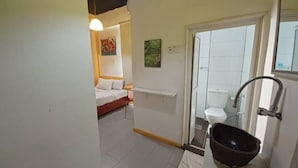 Casa de banho com lavatório, sanita e zona de duche.