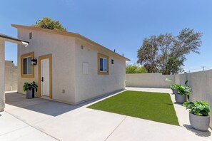 Il s’agit d’un bâtiment d’un seul étage, doté d’un toit plat, d’une porte d’entrée et d’une petite fenêtre. Une pelouse bien entretenue se trouve devant le bâtiment.