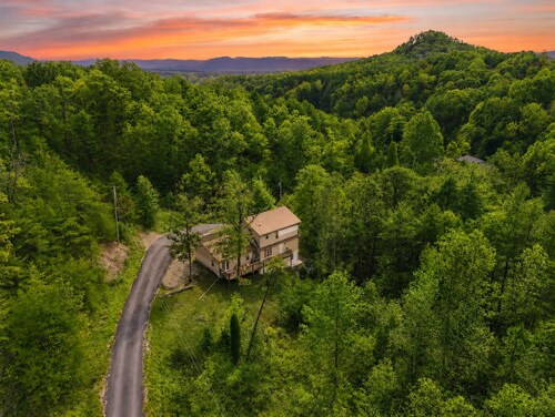 Peaceful Escape- Hot Tub, Game Room, Sleeps 16