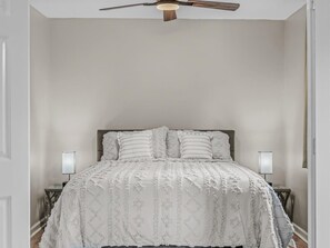 Sleepy Well (Queen Bed) - Welcome to the river - River, Wifi, Deck, Fire Ring (Great Cacapon)