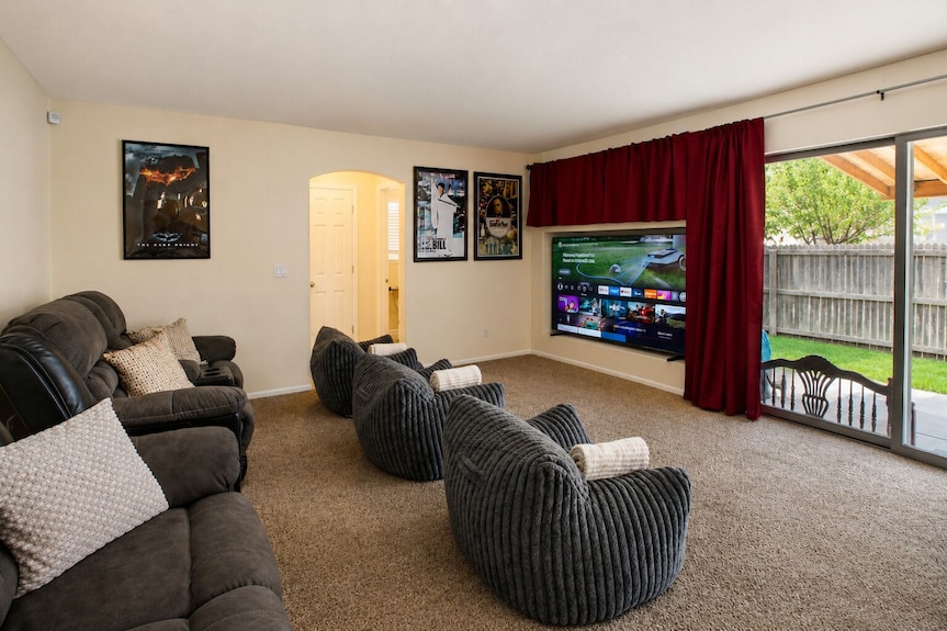 3br Home W/ Private Cinema Bbq Home Office 10 Minutes From Airport - Denver, CO
