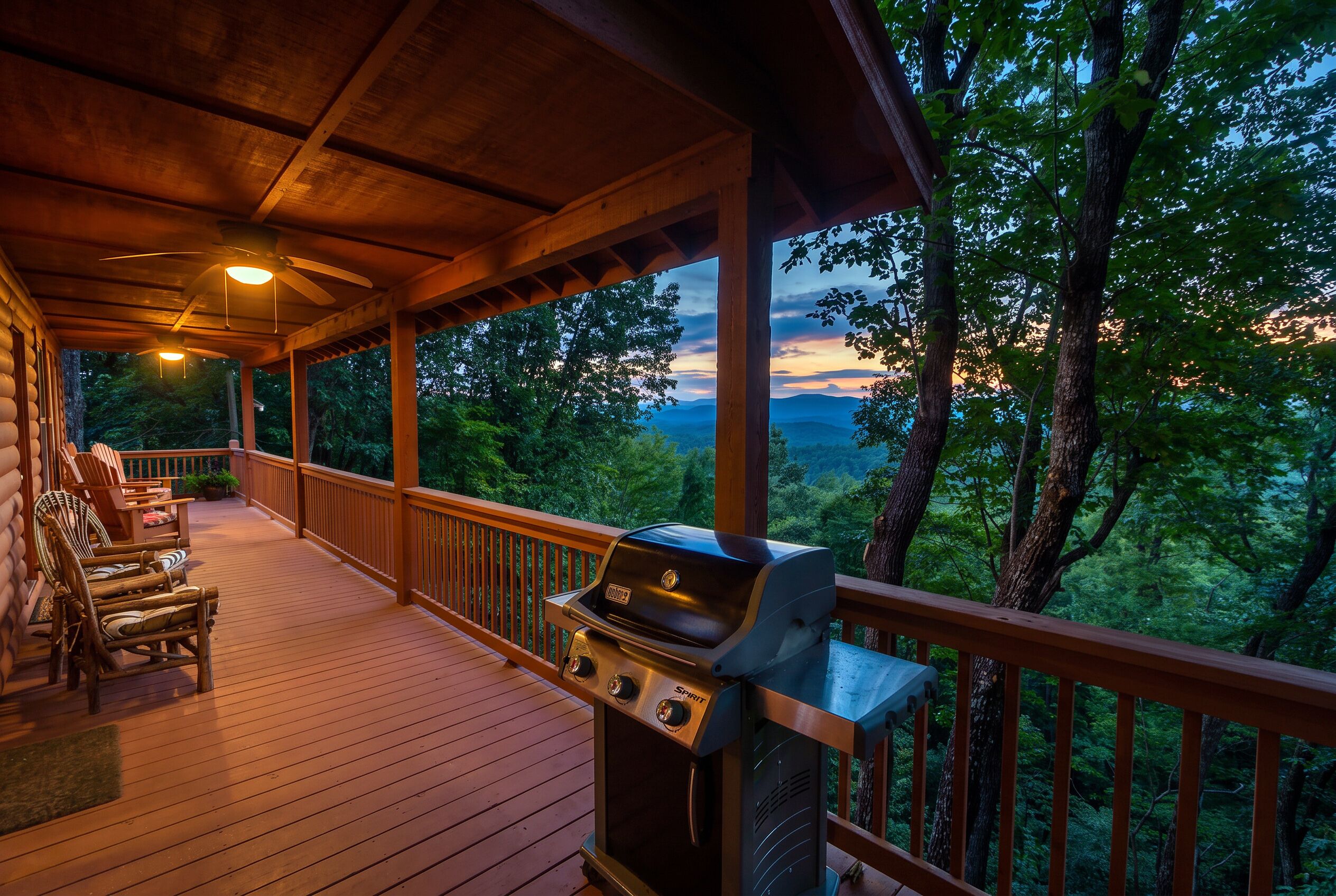 Une terrasse extérieure couverte, équipée d’un barbecue, d’un espace salon et offrant une vue sur la forêt environnante.