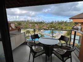 Apartamento superior, lanai, vistas a la piscina | Restaurante al aire libre