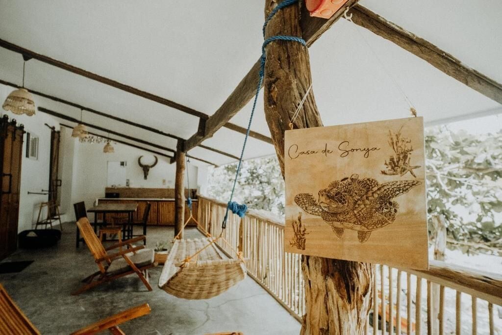 Une construction rustique en bois, avec une enseigne suspendue sur laquelle on peut lire : « Casa de Sonya ».