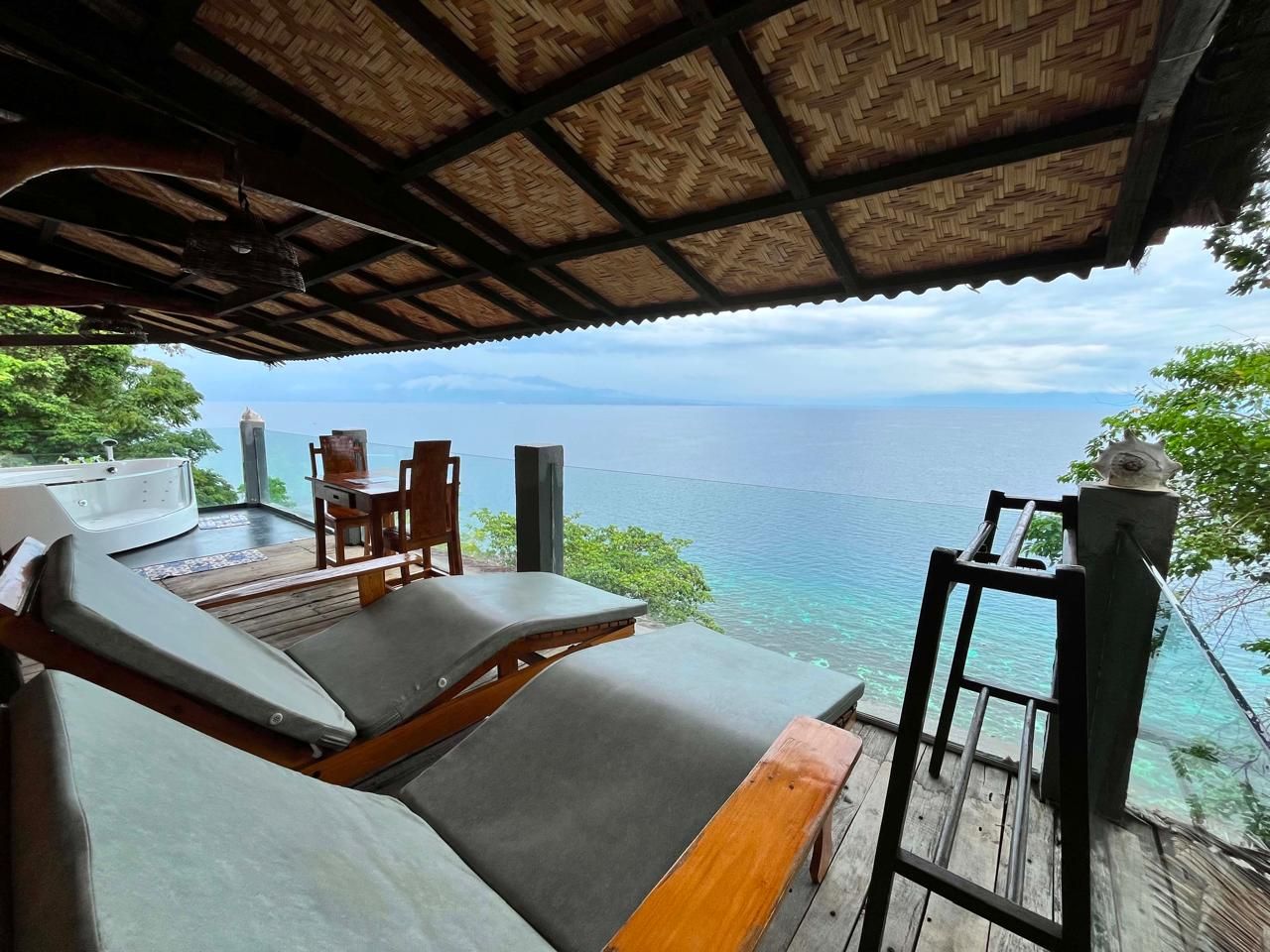 Un área de estar al aire libre cubierta con vista al mar.