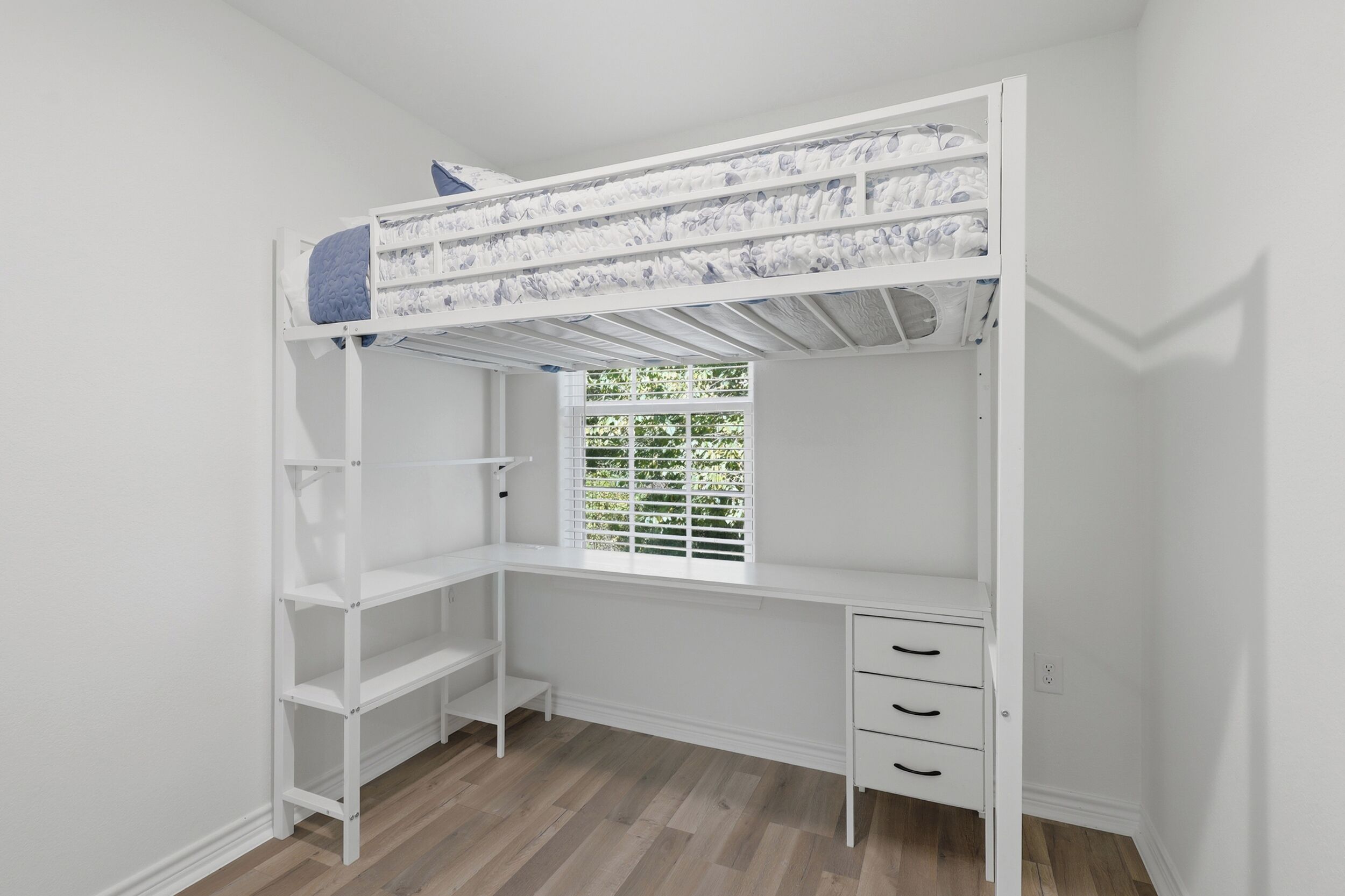 4 bedrooms, iron/ironing board, WiFi (free), bed sheets
