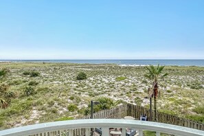 A view of a beach with a wooden fence and palm trees. - Tidewater 101 - Three King Bedrooms on the Beach - Beachball Properties (Orange Beach)