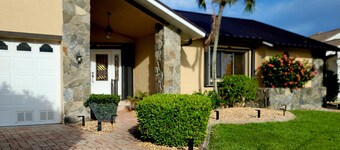 Waterfront 3 BR / 3 bath home w/ heated pool in Punta Gorda Isles. Sleeps 8.