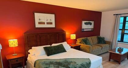 Cozy Vernon Township Mountain Studio • King Bed • Fireplace • Sofa Bed
