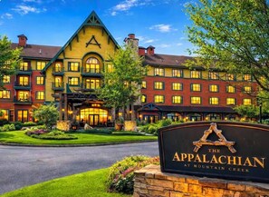 Et hotel med flere etager, en markant indgangsparti, en anlagt forhave og et skilt med navnet 'The Appalachian at Mountain Creek'.