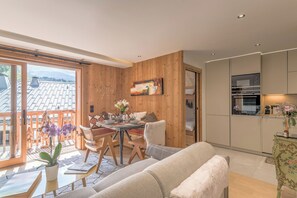 Ein modernes Interieur mit Essbereich, einer Couch und einer Küche.