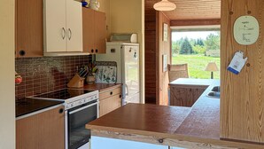 Wasserkocher mit Kaffee-/Teezubehör, Kühlschrank, Mikrowelle, Herdplatte