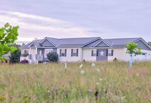Une rangée de maisons de plain-pied, toutes conçues selon le même modèle, avec une entrée centrale et une fenêtre en forme d’étoile sur le côté droit.