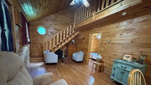 Living area - Cozy Country Cabin (Long Eddy)
