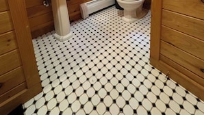 Bathroom - Cozy Country Cabin (Long Eddy)