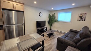 Un espacio habitable moderno con cocina, comedor y zona de estar.