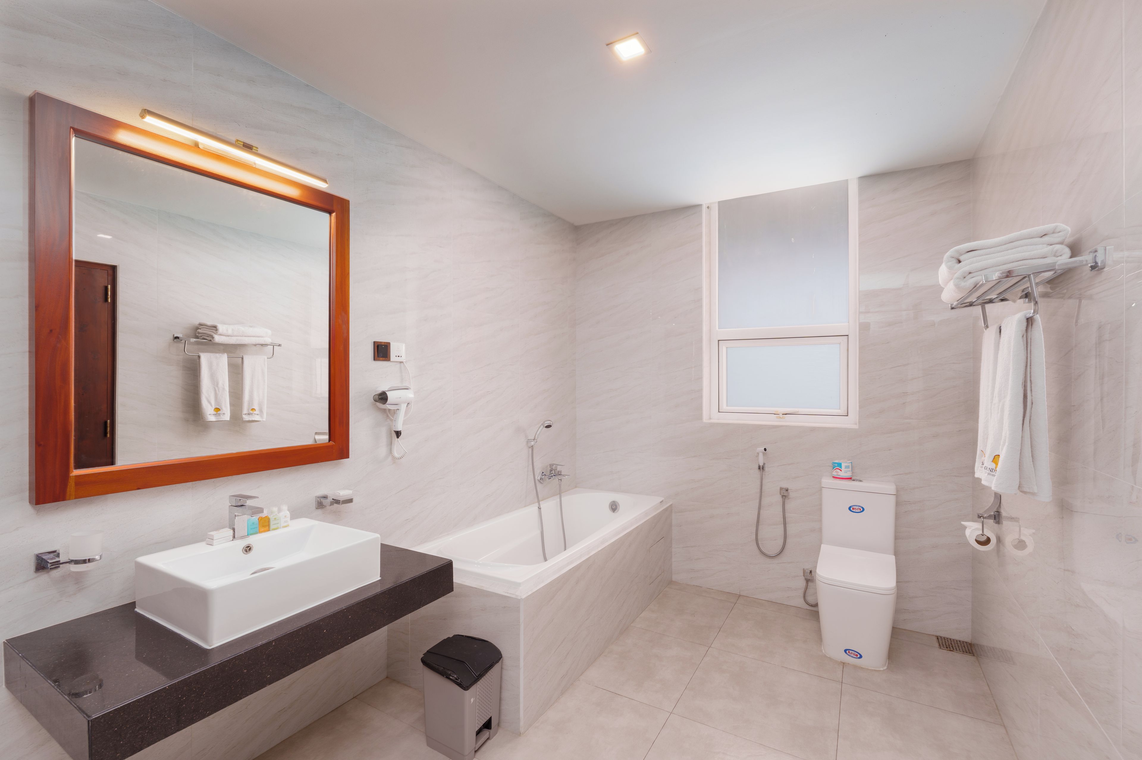 Suite, Balkon, Meerblick | Badezimmer | Badewanne, kostenlose Toilettenartikel, Haartrockner, Handtücher