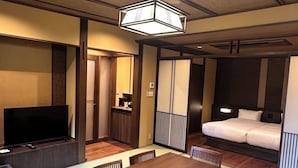 Une pièce de style japonais traditionnel, avec un sol recouvert de tatamis, une table basse et un canapé.