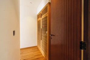 Ein Flur mit einer Holztür und einem Holzboden.