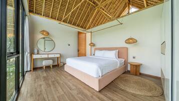 Un dormitorio con cama, mesitas de noche, un espejo y una ventana.