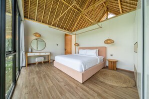 Un dormitorio con cama, mesitas de noche, un espejo y una ventana.