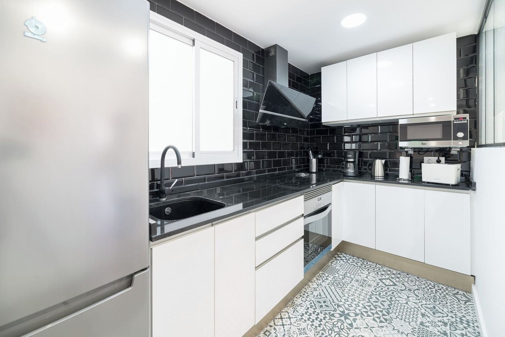 Coffee/tea maker, fridge, microwave, oven