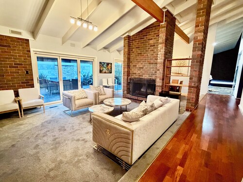 Elegant 4BR Family Retreat with Garden in Mulgrave