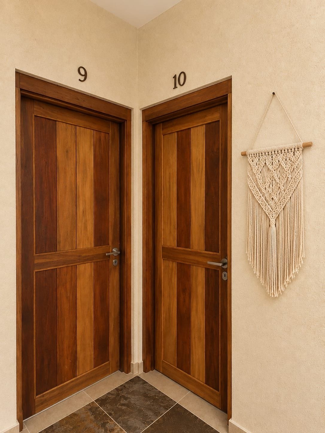 Dos puertas de madera con los números 9 y 10, un tapiz de macramé y un piso de baldosas.