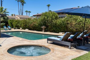 A swimming pool with a hot tub, lounge chairs, and a pergola. - Boqueron and Beyond | Private Pool & Spa | Entertainer's Backyard | 3BR | Bermuda Dunes (Bermuda Dunes)