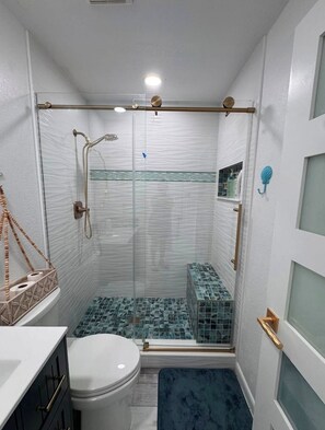Ducha, secador de pelo, toallas, jabón