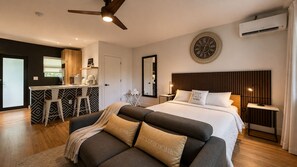 Un dormitorio moderno con cama, mesita de noche y un espacio de escritorio.