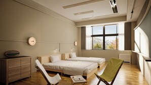 Une chambre d’hôtel avec deux lits, un bureau, une chaise, une commode et une fenêtre donnant sur un beau paysage.