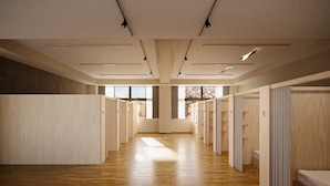 Une chambre d’hôtel avec un plancher en bois, une grande fenêtre et une vue sur les arbres.
