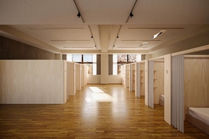 A hotel room with a wooden floor, a large window, and a view of trees. - yama-niwa-INN (Shiojiri)