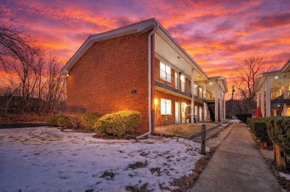 Exterior - Wonderful 2bedroom condo in Villa Park, walking distance to train station (Villa Park)