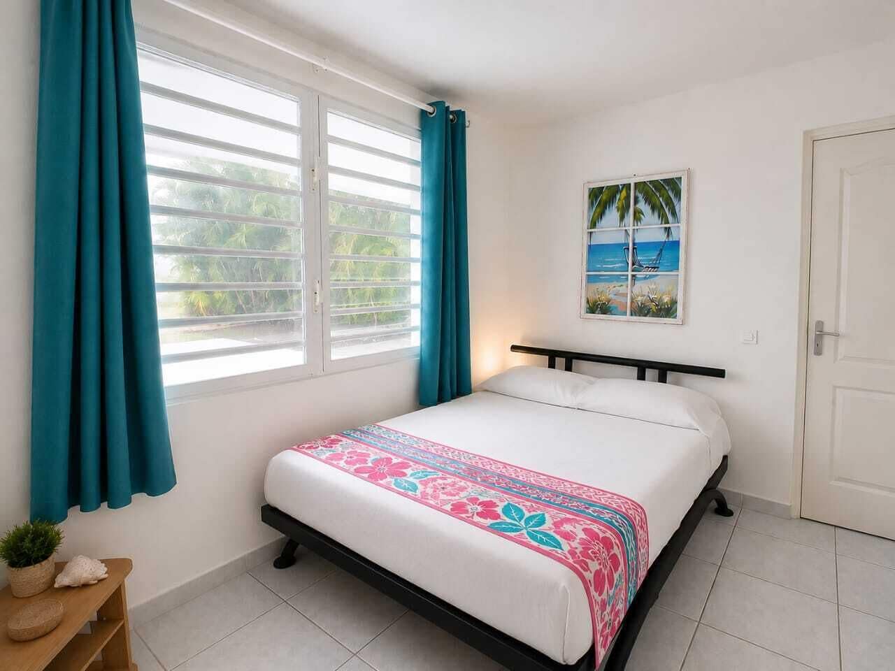 Un dormitorio con cama, cortinas, una ventana, una puerta y un cuadro colgado en la pared.