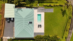 Un tetto con piscina, una zona patio coperta e un prato curato.