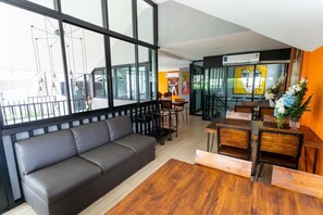 Un arredamento moderno con un divano, un tavolo da pranzo, sedie e opere d'arte.