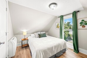 2 bedrooms, desk, WiFi, bed sheets - Roadmap Lodging: Maple B, 2BR Furnished Monthly, Pet OK, Workspace (Columbus)
