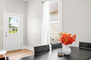 Dining - Roadmap Lodging: Maple B, 2BR Furnished Monthly, Pet OK, Workspace (Columbus)
