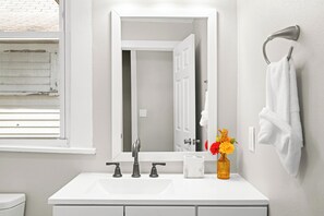 Shower, hair dryer, towels, toilet paper - Roadmap Lodging: Maple B, 2BR Furnished Monthly, Pet OK, Workspace (Columbus)