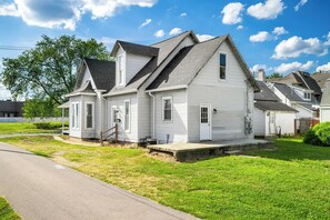 Exterior - Roadmap Lodging: Maple B, 2BR Furnished Monthly, Pet OK, Workspace (Columbus)